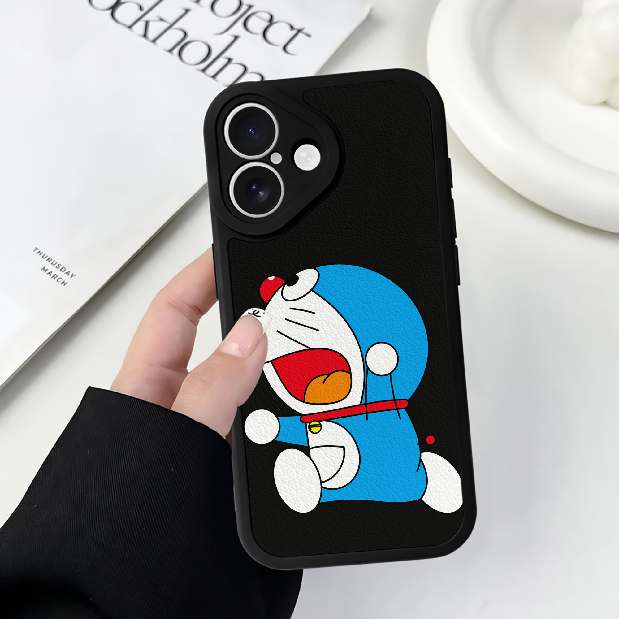 （画像用） ドラえもん Doraemon 【iPhone 16シリーズ対応】シリコンスマホケース（レザー調） 材質：シリコン